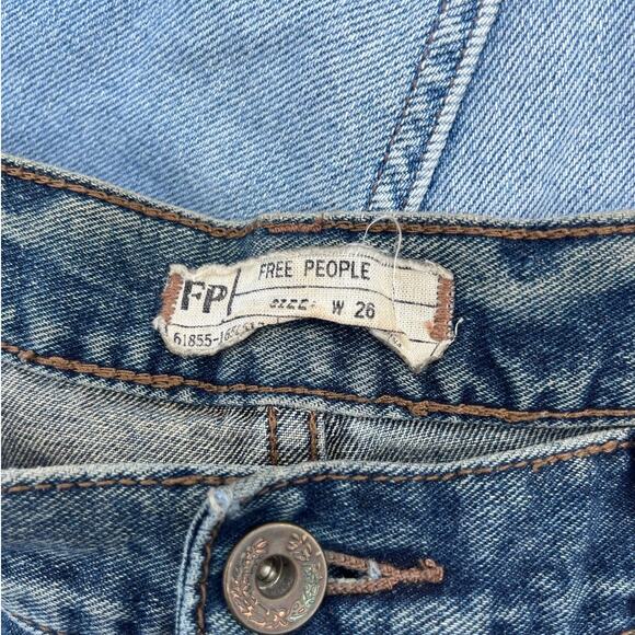 Free People Women's Short Cut Off Distressed Button‎ Fly Denim Shorts Size 26 - Picture 4 of 6